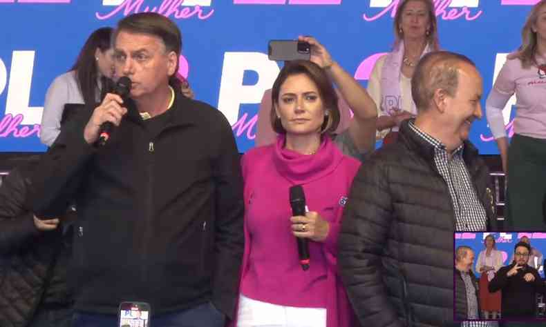 Bolsonaro ao lado de Michelle e Jorginho Mello