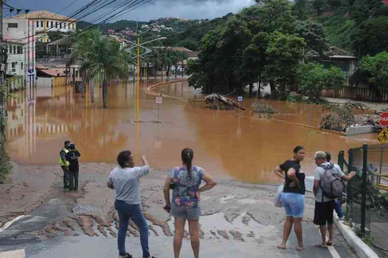 Moradores observam estrago causado pela chuva em Sabar