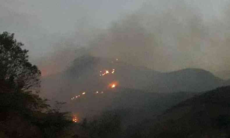 O fogo consome a vegetao rasteira na Serra do Padre ngelo, em Conselheiro Pena(foto: Divulgao/Paulo Gonella)