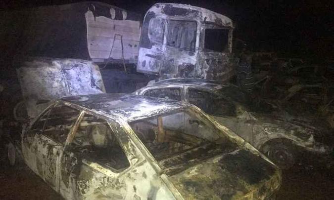 Em Monte Carmelo incêndio aconteceu dentro de pátio de recolhimento de veículos e deixou rastro de destruição em duas carretas, dois caminhões e 14 carros(foto: Corpo de Bombeiros/Divulgação) Em Monte Carmelo incêndio aconteceu dentro de pátio de recolhimento de veículos e deixou rastro de destruição em duas carretas, dois caminhões e 14 carros(foto: Corpo de Bombeiros/Divulgação)