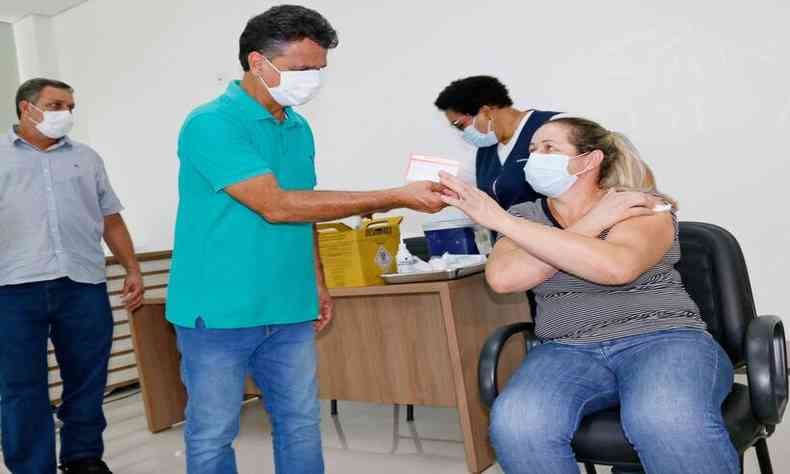 Virgnia, que trabalha fazendo a higienizao do hospital, tambm recebeu a dose 