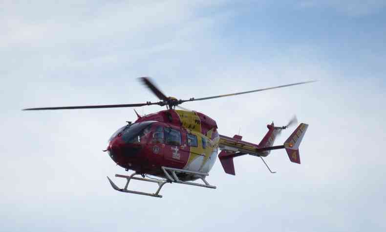Helicptero do CBMG transportou a vtima em estado grave para hospital(foto: Matheus Adler/EM/DA Press)