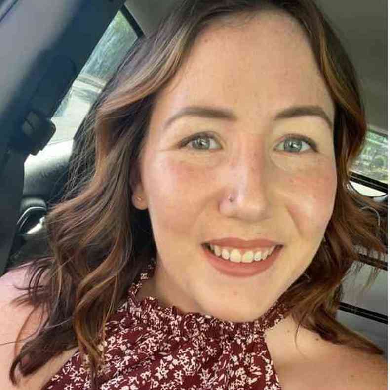 Selfie mostrando uma mulher sorrindo usando um vestido florido