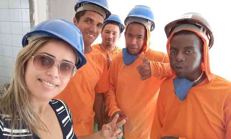 Mediadora do CAIS com os trabalhadores apoiados em empresa de construo civil (foto: CAIS/Divulgao)