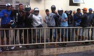 A turma de motociclistas lotou as salas do Detran e deve ficar por um bom tempo na delegacia at� que todas as ocorr�ncias sejam registradas(foto: Ed�sio Ferreira/EM DA Press)