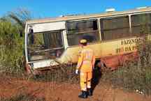 Ônibus com 20 trabalhadores bate, sai da pista e deixa mortos e feridos