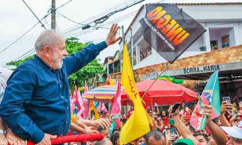Lula fala com apoiadores