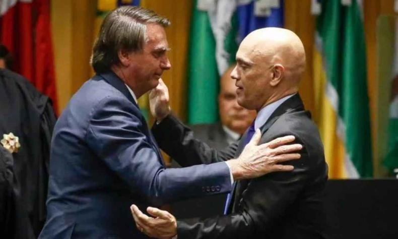 Jair Bolsonaro e Alexandre de Moraes se cumprimentando