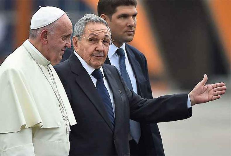 Pontfice chegou na tarde deste sbado em Havana, capital de Cuba, onde foi recebido pelo presidente Ral Castro(foto: AFP PHOTO / FILIPPO MONTEFORTE )
