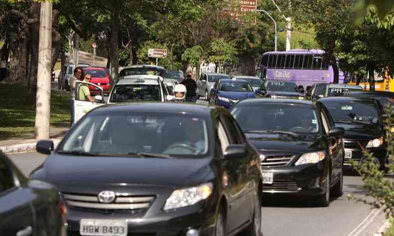 Em junho, motoristas do aplicativo Uber fizeram carreata pelas ruas de BH. Eles pediram mais segurana e regulamentao do servio(foto: Edsio Ferreira/EM/D.A PRESS - 11/06/2016)