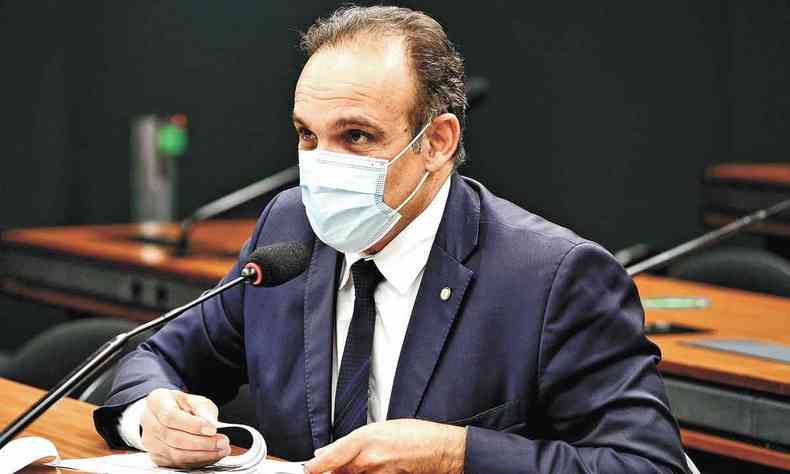 Hugo Leal (PSD-RJ) cedeu a pedido do presidente Jair Bolsonaro para incluir recursos destinados a aumento dos salários dos policiais