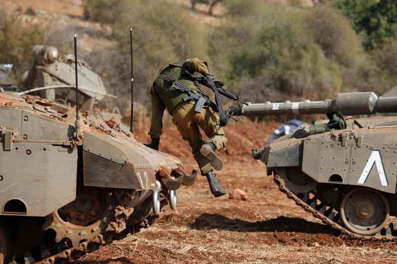 Soldado israelense pula entre tanques de guerra