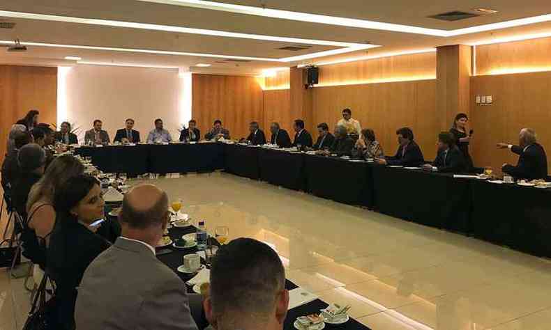 Pimentel se reuniu com a bancada para discutir aprovao de projeto que pode garantir pagamento de 13(foto: Divulgao/Governo de Minas Gerais)
