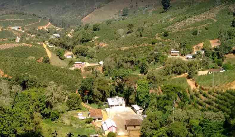 Vista area de casas em rea rural cercadas de vegetao