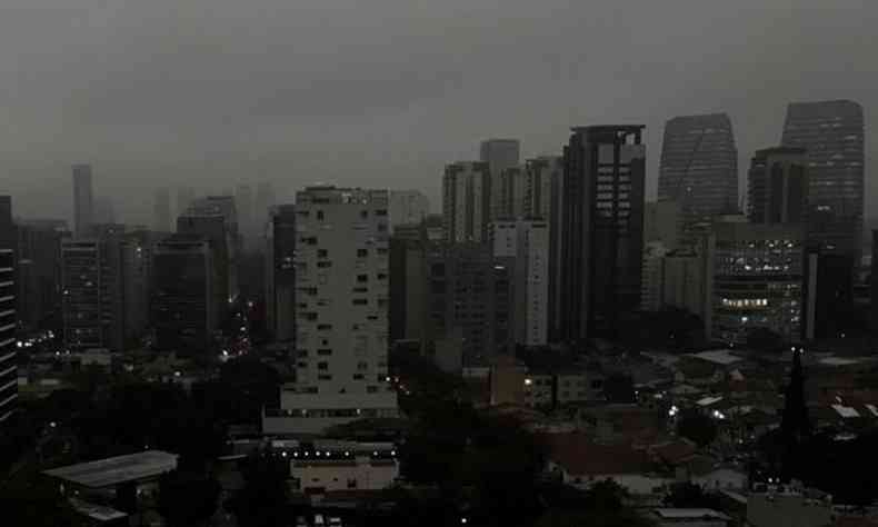 Cidade de So Paulo aps fenmeno tico que  fruto de um encontro da pluma de fuligem com uma frente fria(foto: Reproduo/Twitter)
