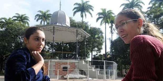 As estudantes de direito Paola Cabral e Michelle Maia costumam frequentar a Praça da Liberdade e aguardam a reabertura do coreto, fechado em 2011: As estudantes de direito Paola Cabral e Michelle Maia costumam frequentar a Praça da Liberdade e aguardam a reabertura do coreto, fechado em 2011: