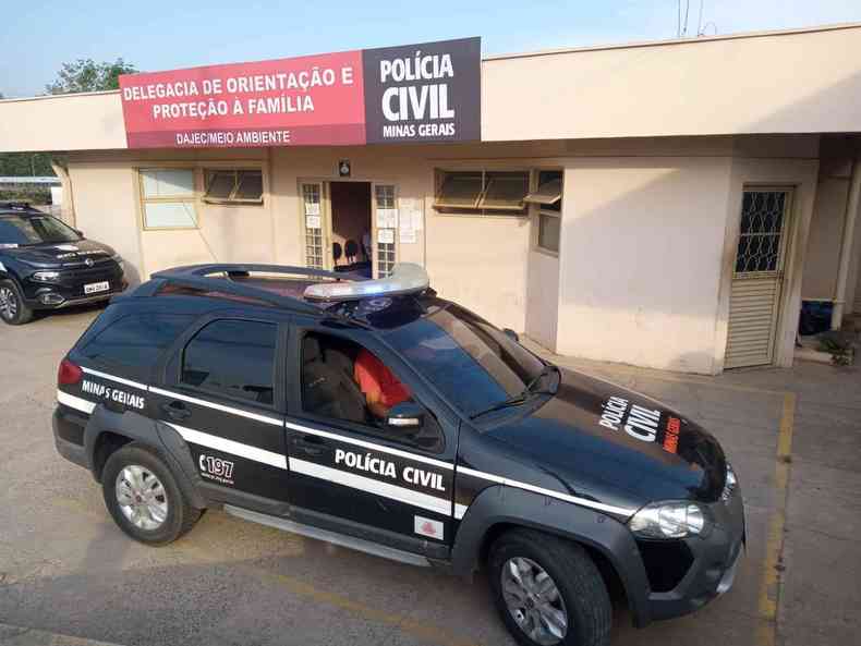 Viatura policial estacionada em frente a delegacia de polcia em Arax