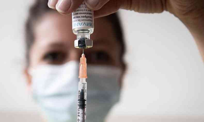 Enfermeira com vacina da varíola dos macacos