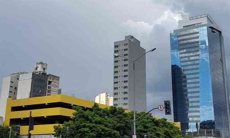 Cu nublado visto da Avenida do Contorno, no Centro de BH(foto: Paulo Filgueiras/EM/DA Press)