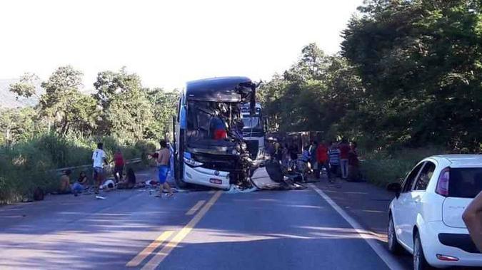 Ônibus e caminhão se envolvem em grave acidente na BR-020