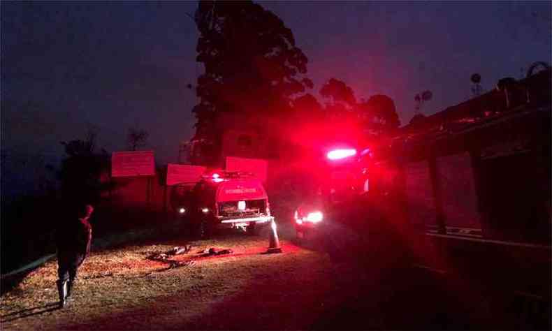 Bombeiros passaram a noite no Pico da Ibituruna para realizar o resgate(foto: Corpo de Bombeiros/Divulgao)
