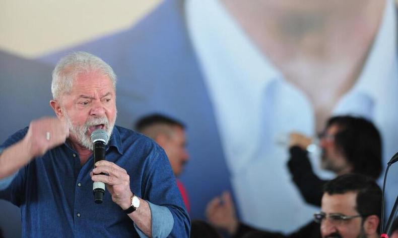 Lula participa de comcio e gesticula com as mos 