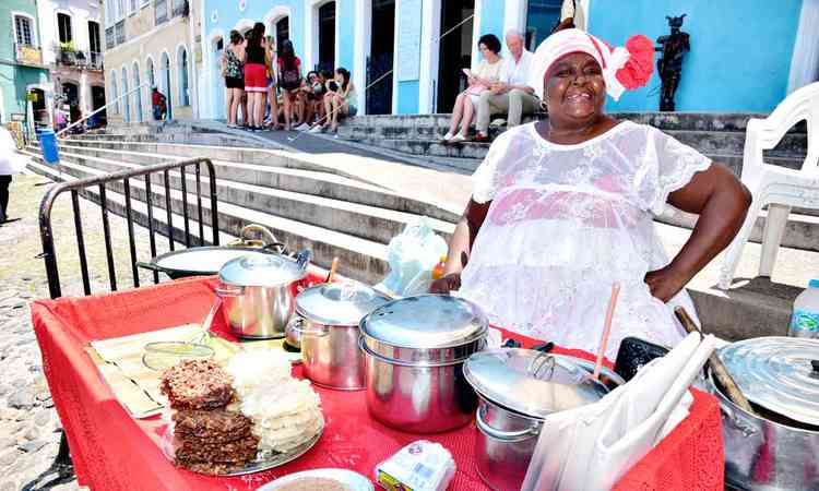 Baiana com seu tabuleiro de acaraj, em Salvador, sorri para a cmera
