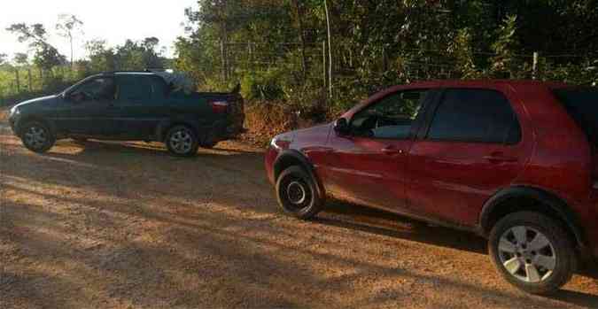 Dois dos quatro carros usados pelos bandidos foram abandonados em um estrada vicinal na rea rural de Baldim(foto: Divulgao/Polcia Militar)