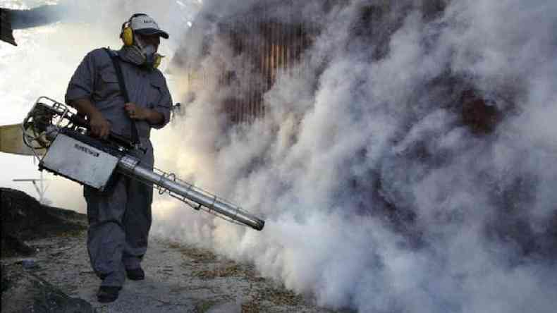 Profissional aplica fumac contra Aedes