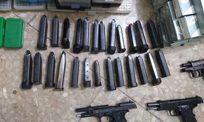 Armas foram levadas para Central de Flagrantes da Polícia Civil no Barreiro(foto: PM/Divulgação) Armas foram levadas para Central de Flagrantes da Polícia Civil no Barreiro(foto: PM/Divulgação)
