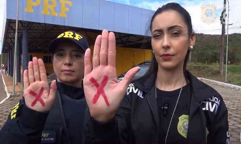 Patrulheira rodoviria e policial civil mostram o smbolo da campanha