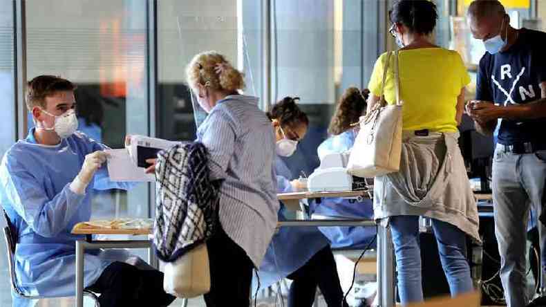 Teste em aeroportos alemes  obrigatrio para todos os viajantes que chegam de pases de alto risco(foto: EPA)
