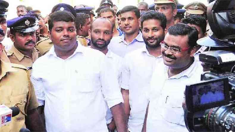 Os condenados saem do tribunal aps o veredicto em Kochi na sexta-feira