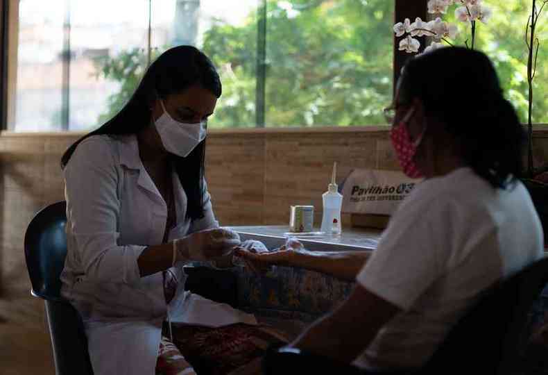 Profissional de sade recolhe amostra de sangue para teste da COVID-19 (foto: Prefeitura de Ibirit/Divulgao )