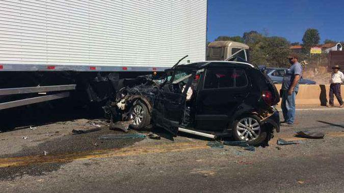 Caminhão e carro bateram na BR-381, em Nova União Caminhão e carro bateram na BR-381, em Nova União