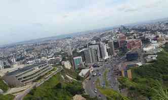 Capital tem cu parcialmente nublado. Na foto, vista da Avenida Raja Gabaglia(foto: Edsio Ferreira/EM/DA Press)