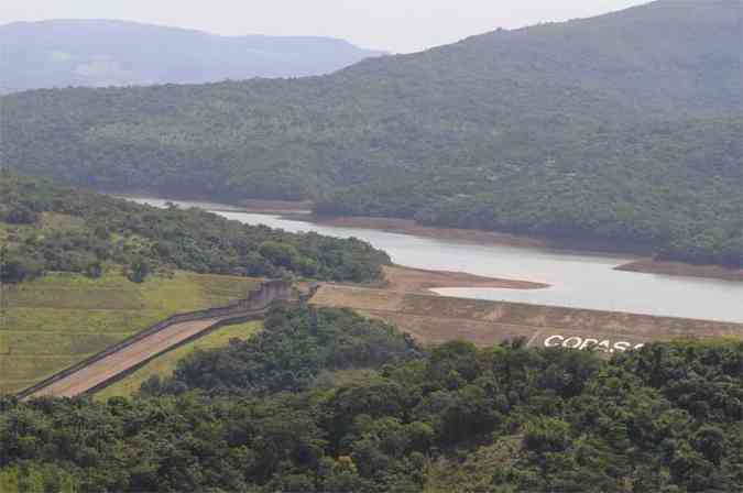 Vertedouro da barragem do Sistema Rio Manso, que abastece 17% da Grande BH, perdeu utilidade, porque o nvel  muito baixo e a capacidade atual no passa de 45% (foto: Beto Magalhaes/EM/D.A Press)