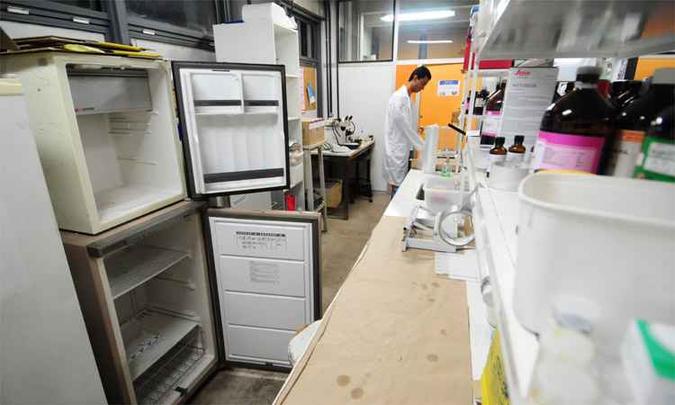 Laboratório do Instituto de Ciências Biológicas da UFMG: crise afeta rotina dos pesquisadores e compromete a aquisição de animais e insumos (foto: Gladyston Rodrigues/EM/DA Press) Laboratório do Instituto de Ciências Biológicas da UFMG: crise afeta rotina dos pesquisadores e compromete a aquisição de animais e insumos (foto: Gladyston Rodrigues/EM/DA Press)