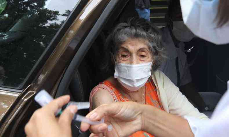 Francisca Santos Vieira, de 86 anos, uma das vacinadas contra a COVID-19 em BH(foto: Jair Amaral/EM/D.A Press)