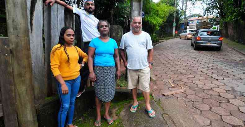 O pedreiro Dilmar, com os filhos e a mulher, Nadir, reclama da falta de emprego que se abateu sobre o povoado: 'Est muito difcil para todo mundo'(foto: GLADYSTON RODRIGUES/EM/D.A PRESS)