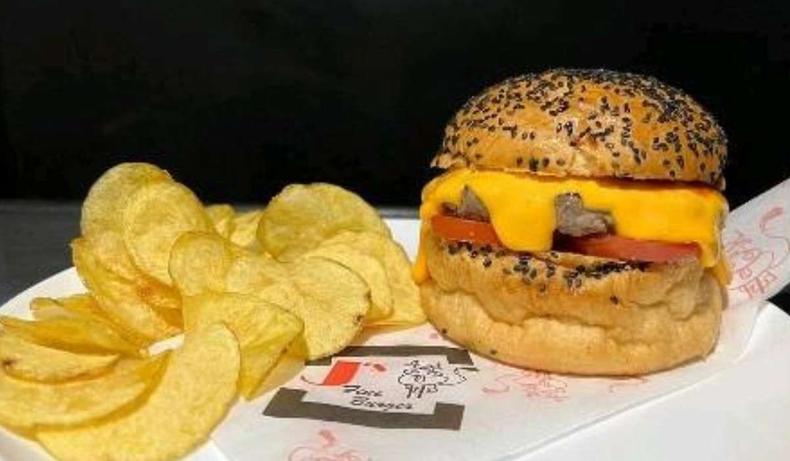 Simply Cheddar (Po branco com gergelim, hambrguer preparado com 120 g de carne de picanha, cheddar cremoso, molho barbecue e tomate) R$19,99