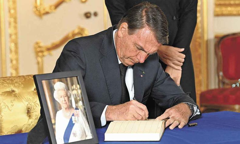 O presidente Jair Bolsonaro foi a Londres para o funeral da rainha, a quem prestou condolescncias