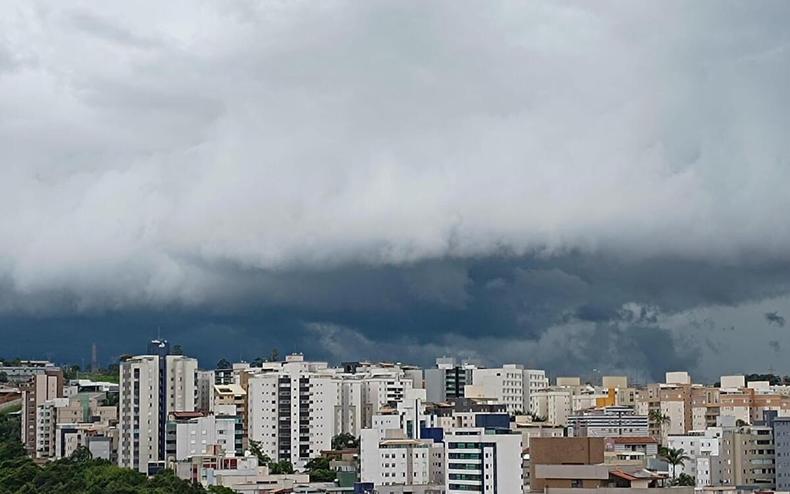 Imagem de nuvens encobrido toda a paisagem de Belo Horizonte