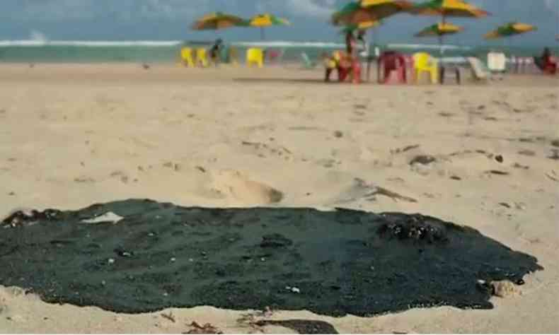 No litoral de Alagoas, as manchas de óleo grosso foram vistas nas águas e na areia (foto: TV Gazeta/Reprodução)