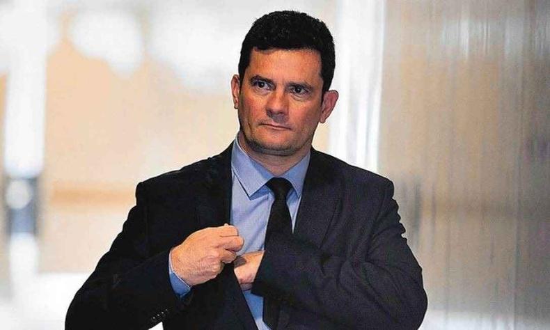 Sergio Moro andando com a mo no bolso do palet 