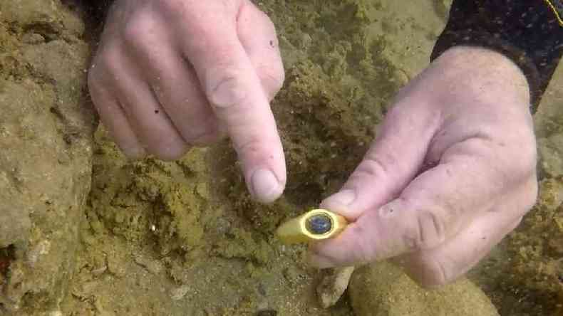 Arqueólogo marinho encontra anel de ouro no Mar Mediterrâneo, na costa de Israel