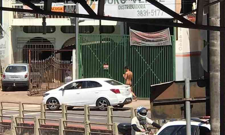 Homem foi flagrado andando completamente nu pelas ruas de Itabira(foto: Bruno Andrade/DeFato)