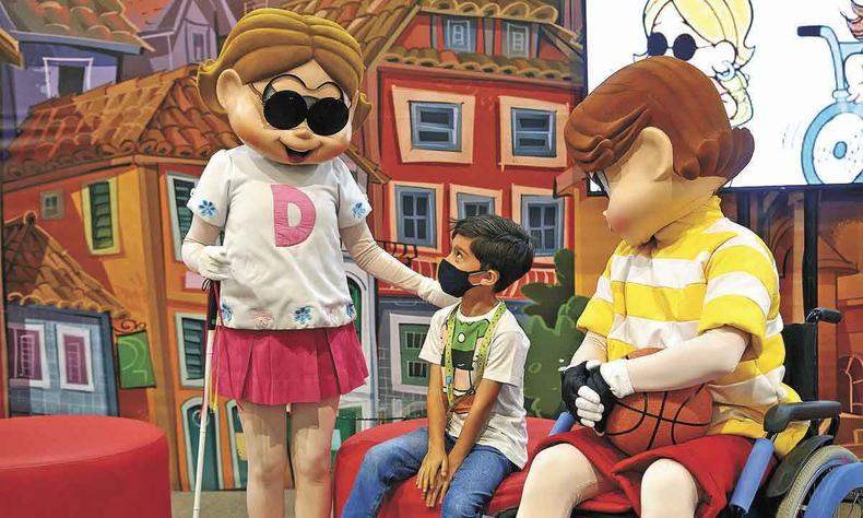 Crianas, com crach no estande com personagens de Mauricio de Sousa