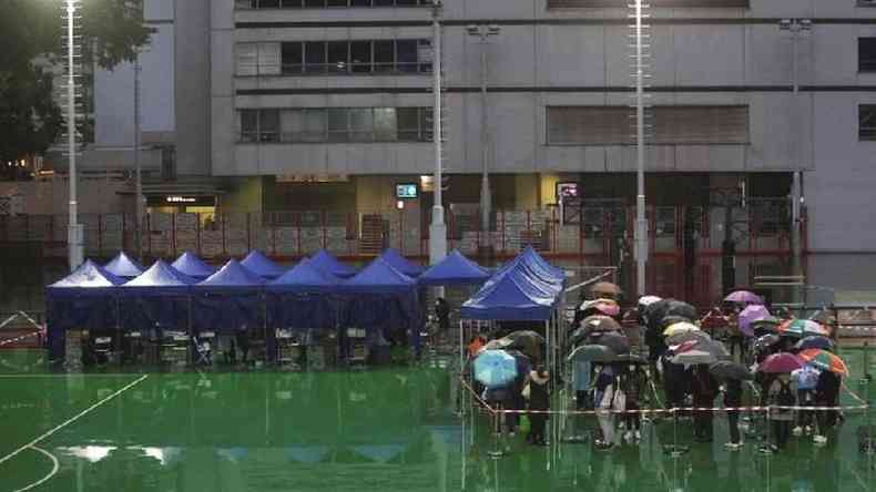 Filas em um centro de exames em Hong Kongg.