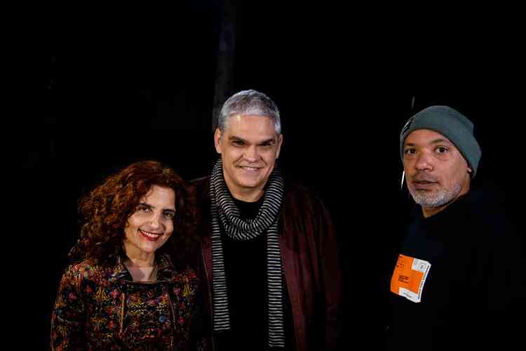  Beth Amin, lvaro Faleiros e Yaniel Matos sorriem para a cmera
